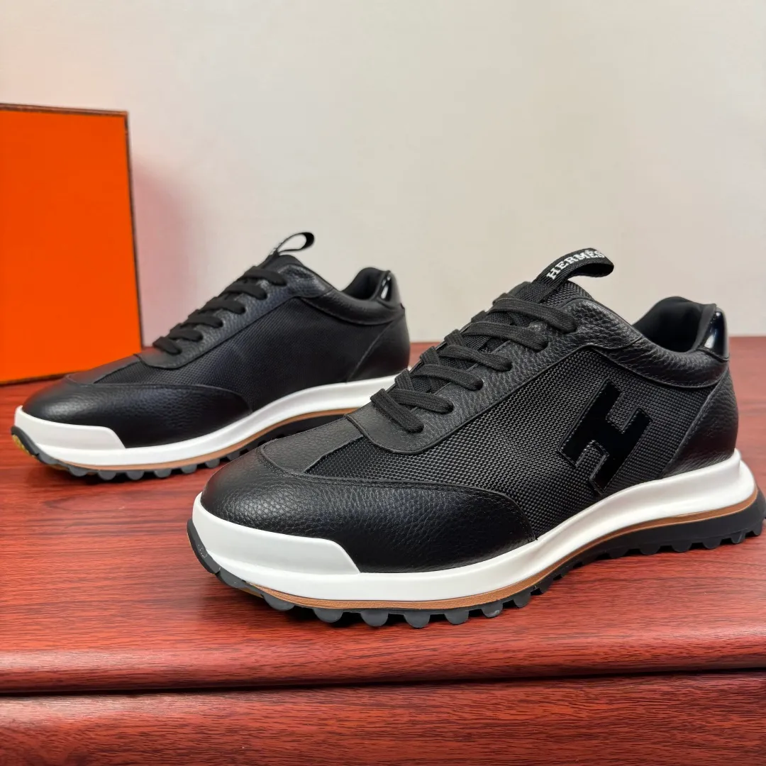 Batch 740 HERMES/Hermès men’s new sports shoes, rhythmic casual shoes: crafted with luxurious materials, luxurious walking experience! The upper is made of top-grade calfskin, with a fine texture like silk caressing the fingertips. The flexible texture is suitable for a variety of scenes; some shoes are integrated with breathable mesh, and the light breathing makes your steps refreshing at all times. The sole is made of high-elastic rubber composite material, and the carefully carved patterns give strong grip, making every step as stable as stepping on the clouds. At the same time, the cushioning and shock-absorbing technology is hidden in it, quietly eliminating the impact of the road. From urban commuting to outdoor walking, Hermès uses luxurious materials and craftsmanship to make every step a double luxury of texture and comfort, showing the brand's ultimate pursuit of details and quality in every inch. Size: 39-40-41-42-43-44 leather shoe size (38.45.46 can be customized) Item number: H25286 leather mesh black